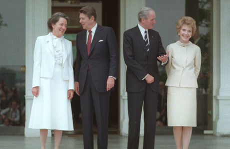 Empfang auf der Terrasse der Villa Hammerschmidt: v.l.: Frau Veronica Carstens, der Präsident der USA, Ronald Reagan, Bundespräsident Karl Carstens und Nancy Reagan 